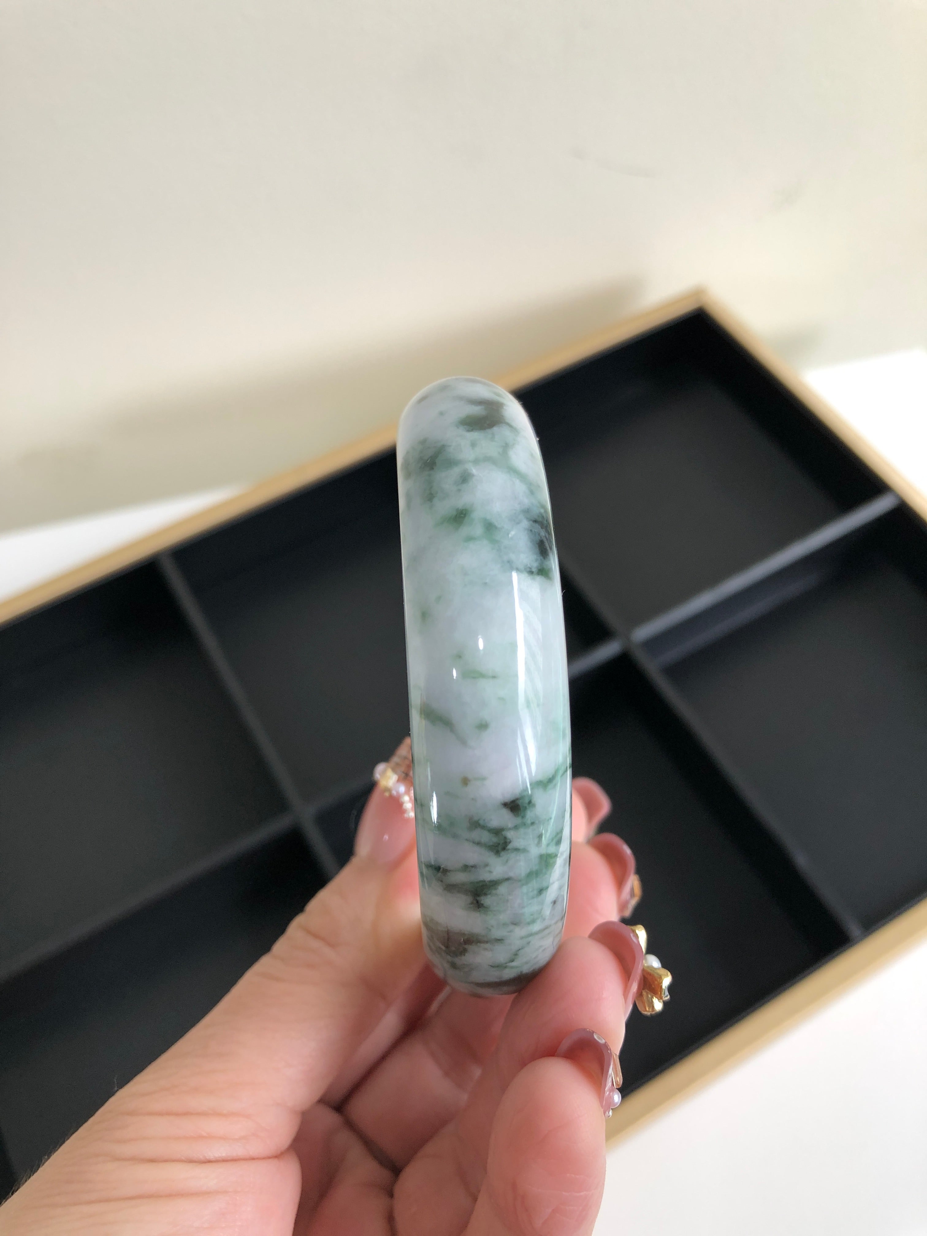 Who hasn't got the floating flower bangle yet! It means happiness and wealth.

Good luck artifact

The floating flower jade bangle , with a clear ice bottom and emerald shadows like smoke, is the beauty of years. It brings a natural elegance when worn on the wrist, and is so beautiful that it makes your heart tremble