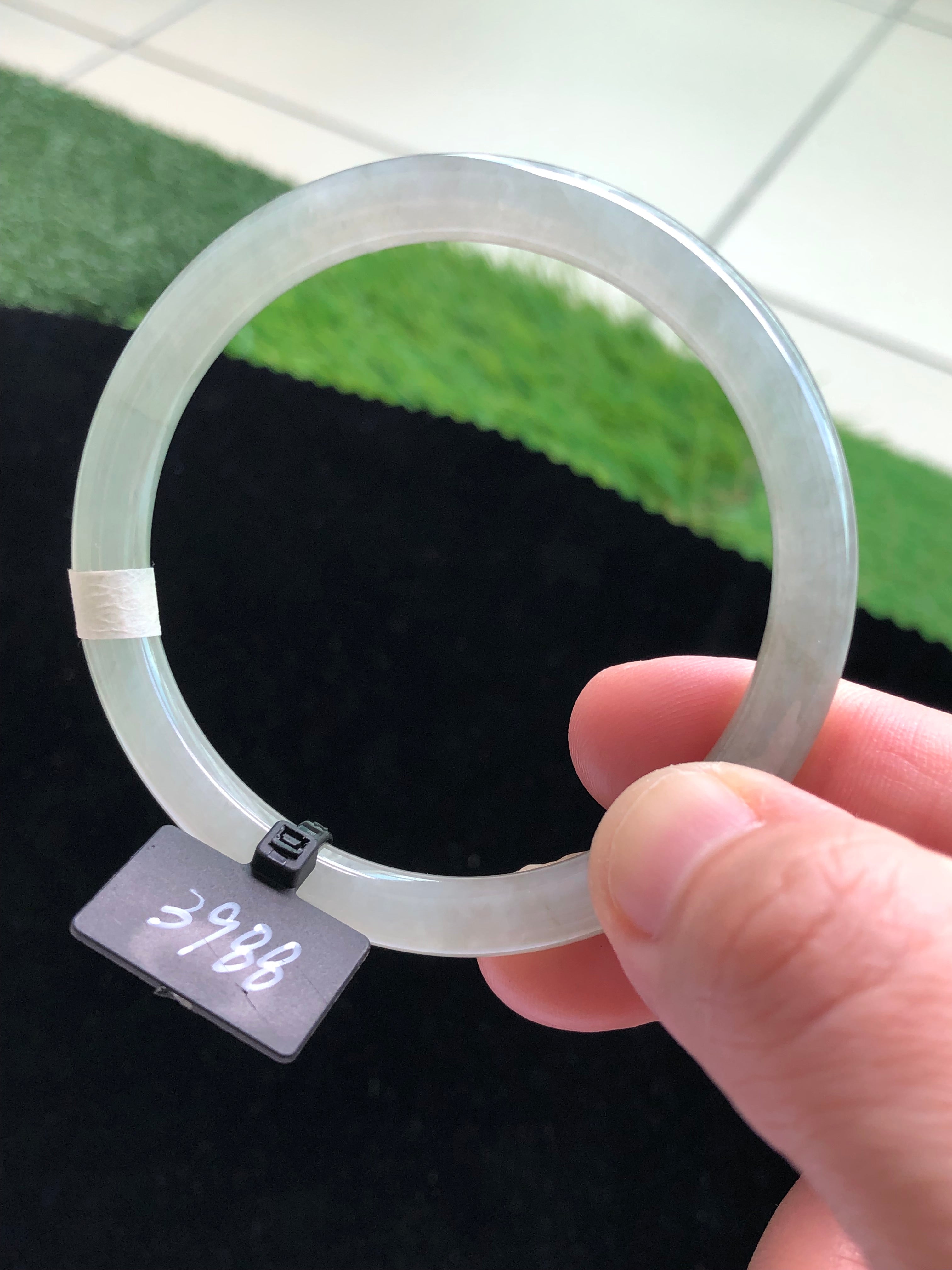 The inner ring is round, the outer ring is round, the bars are round, and the bars are relatively thin. The delicate and lively beauty bracelet highlights the lively beauty of young girls.

Suitable for women: young girls