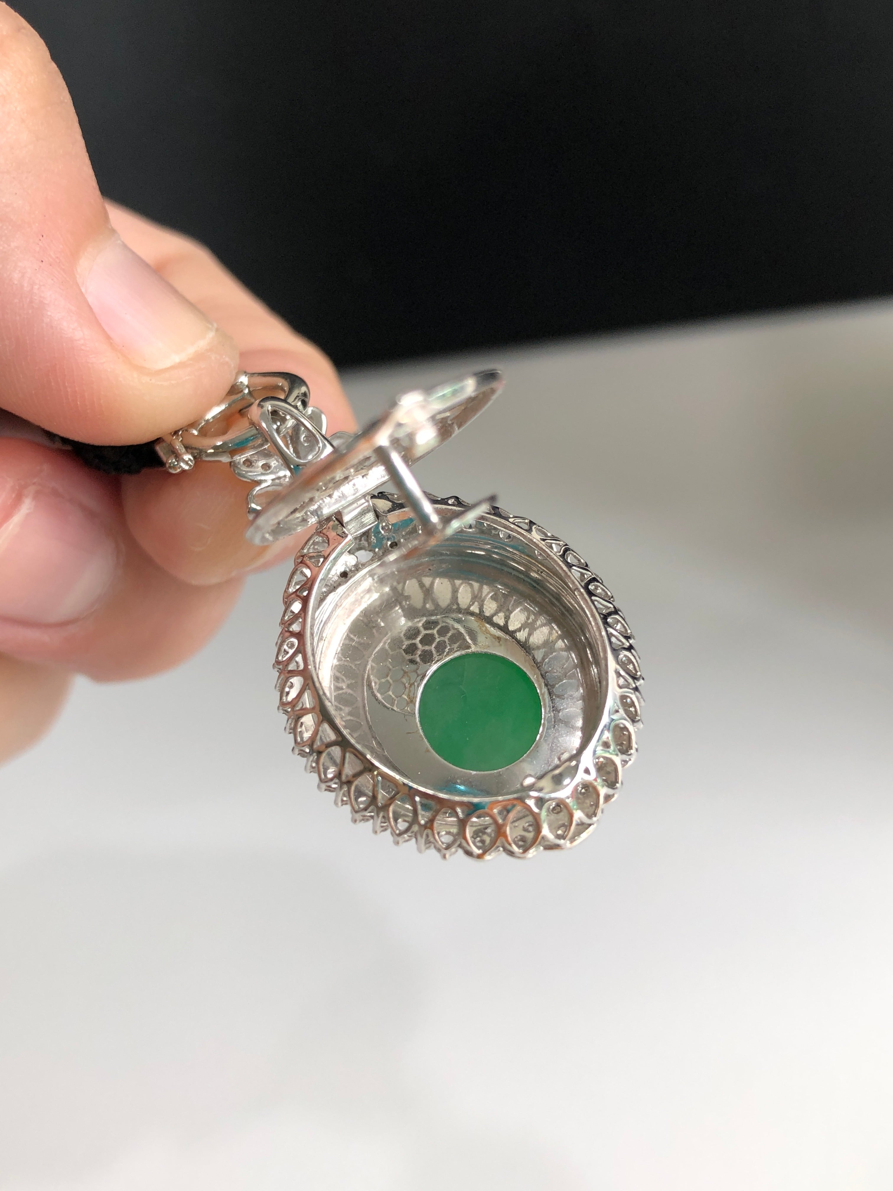 Maintenance of Jade Egg-shaped Surfaces
Jade egg-shaped surfaces need to be carefully maintained, avoiding collisions with hard objects, washing with clean water regularly, and avoiding contact with chemicals to maintain their luster and beauty.