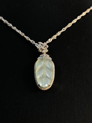 Mint Mamba is the most luxurious! The irresistible Fuye hanging

High Icy Sunny Green Leaf Pendant

Old and juicy, high icy and shiny, round and full

A life as plain as water, with such leaves, is dotted with green

Green leaves represent vitality. Emerald green leaves will accompany jade lovers with their tenacity and give them full