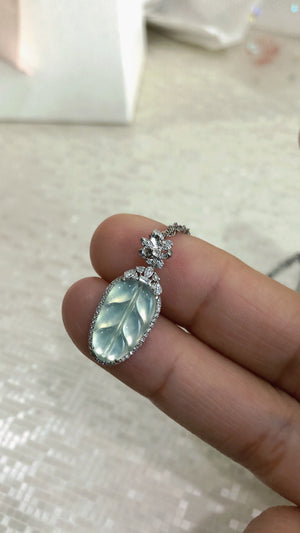 Glass texture + mint green fresh color

The high ice glass is as transparent as water, the mint green brings a cool feeling in summer, and reflects a smart luster under the sun. Wearing it around your neck is like hanging a breathing emerald forest!