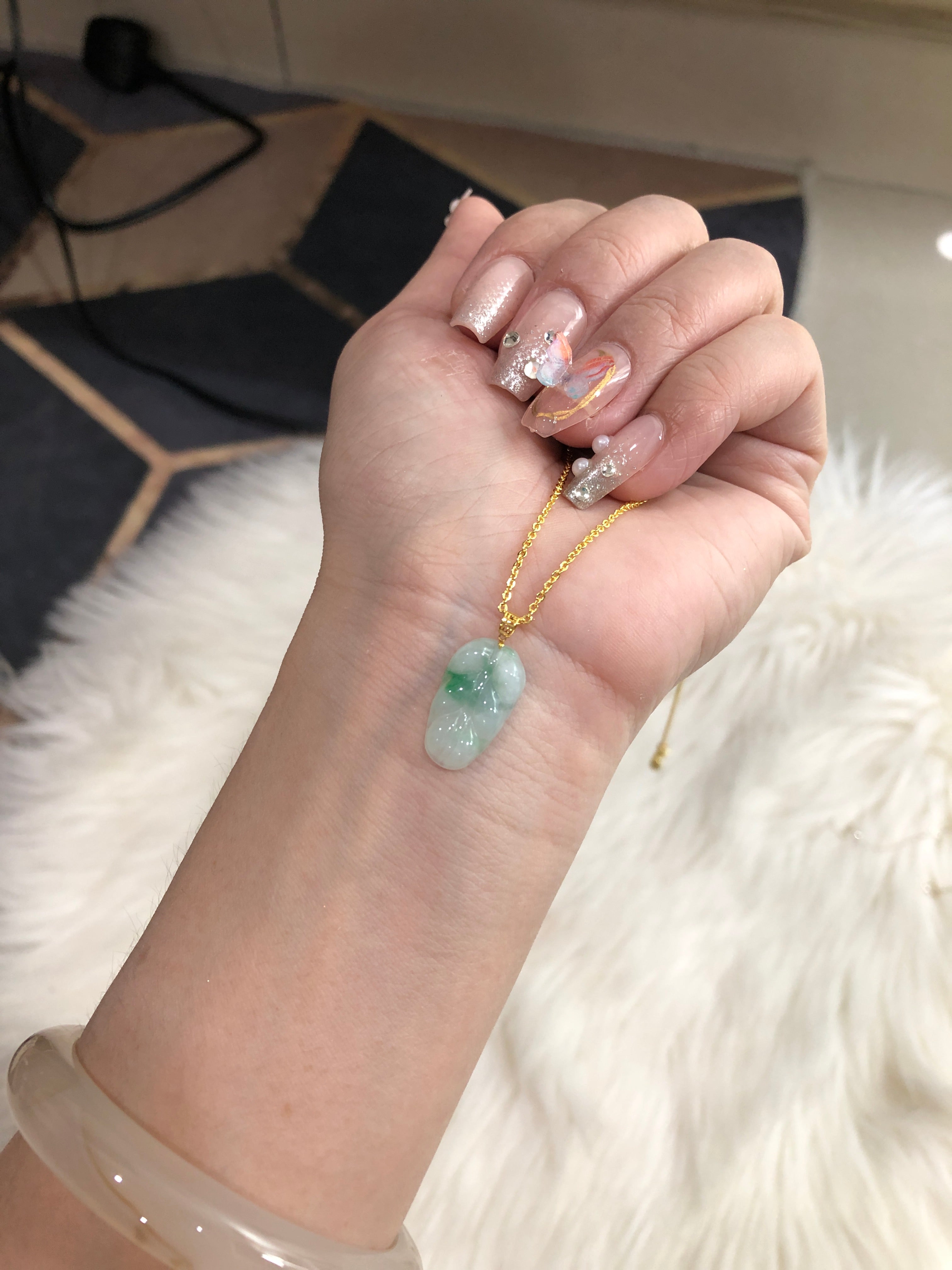 Icy green leaf pendant

18K gold inlaid with ice blue leaves, the material is icy and delicate, the background is sweet, the carving is fine, and it is flawless