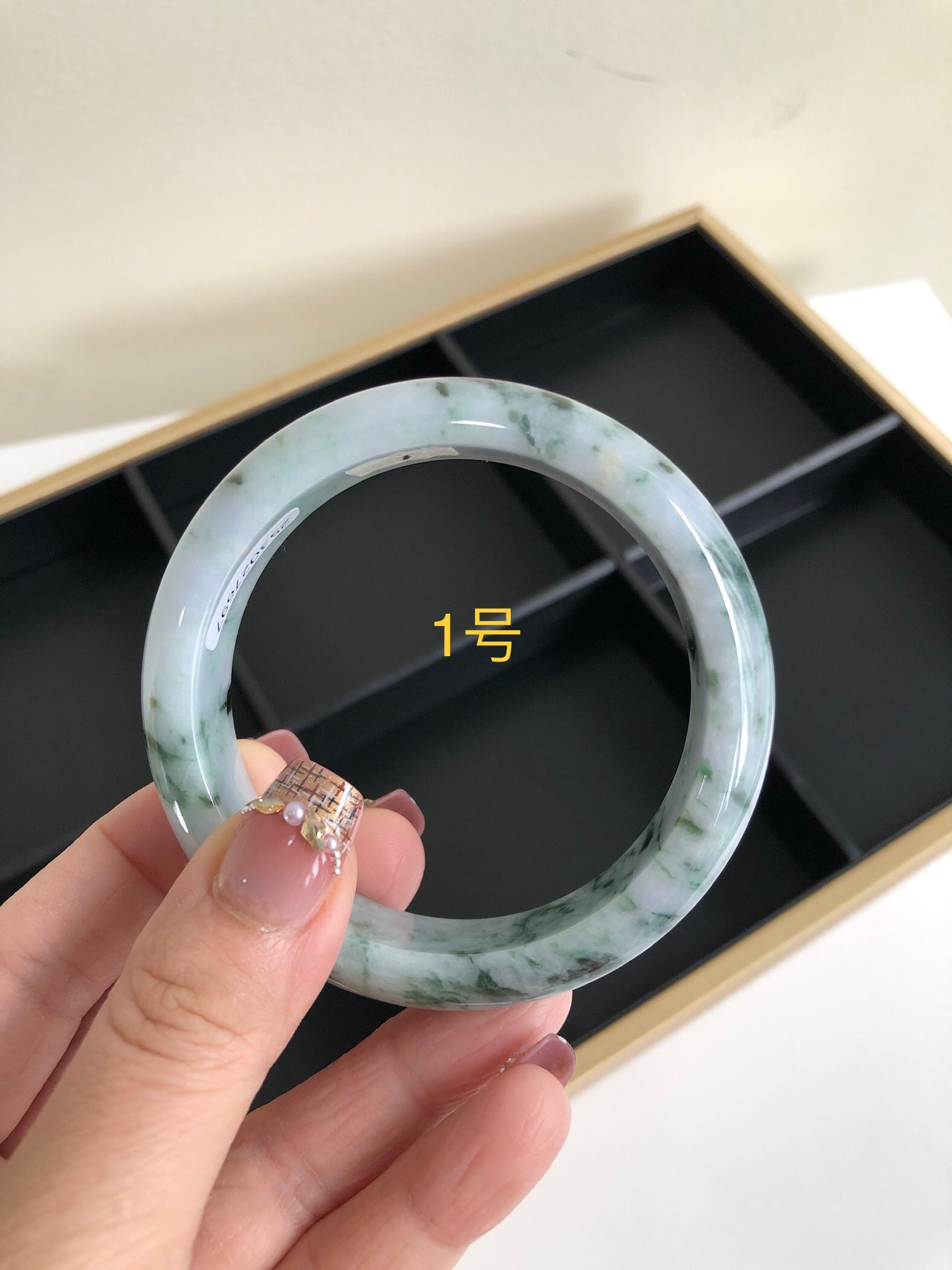 Jade bangle are treasures bestowed by nature. Each piece has unique beauty. Every floating flower tells a story of billions of years🧊🧊
﻿﻿Jade bangle are also called peace bracelets, symbolizing peace, happiness, wealth and good fortune⛰️⛰️