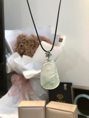 Ruyi symbolizes the fulfillment of all wishes, peace, good fortune, harmony and happiness, etc. When you wear it, you hope to protect yourself and your family with peace and happiness.