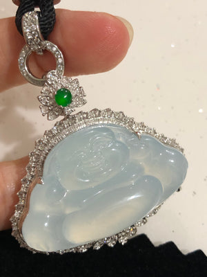 Often seen as a guardian stone, jade is believed to protect the wearer from physical harm and spiritual danger. In traditional beliefs, if a jade piece cracks or breaks, it has absorbed a misfortune on behalf of the owner.
Longevity and Health: Jade is also associated with vitality and longevity, believed to promote a healthy life and keep the spirit calm and balanced.