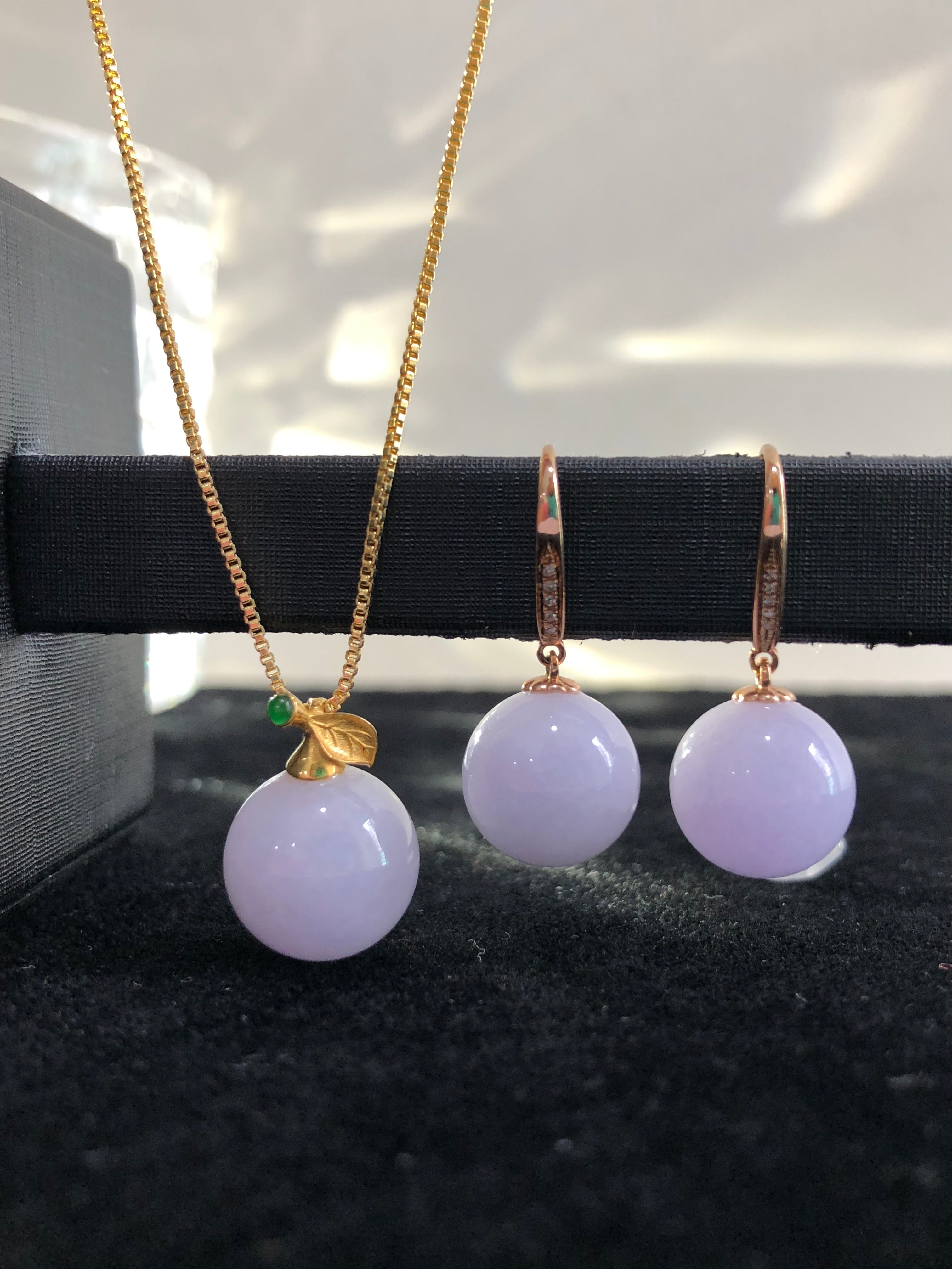 The beauty of smartness, the delicate and plump beads, matched with the elegant violet tone, the top bead is matched with the sunny green egg-shaped surface, which is eye-catching, noble and elegant, the beads are round and smooth, elegant and uncommon, the time is right, the purple air is coming from the east, the world is absolutely purple~