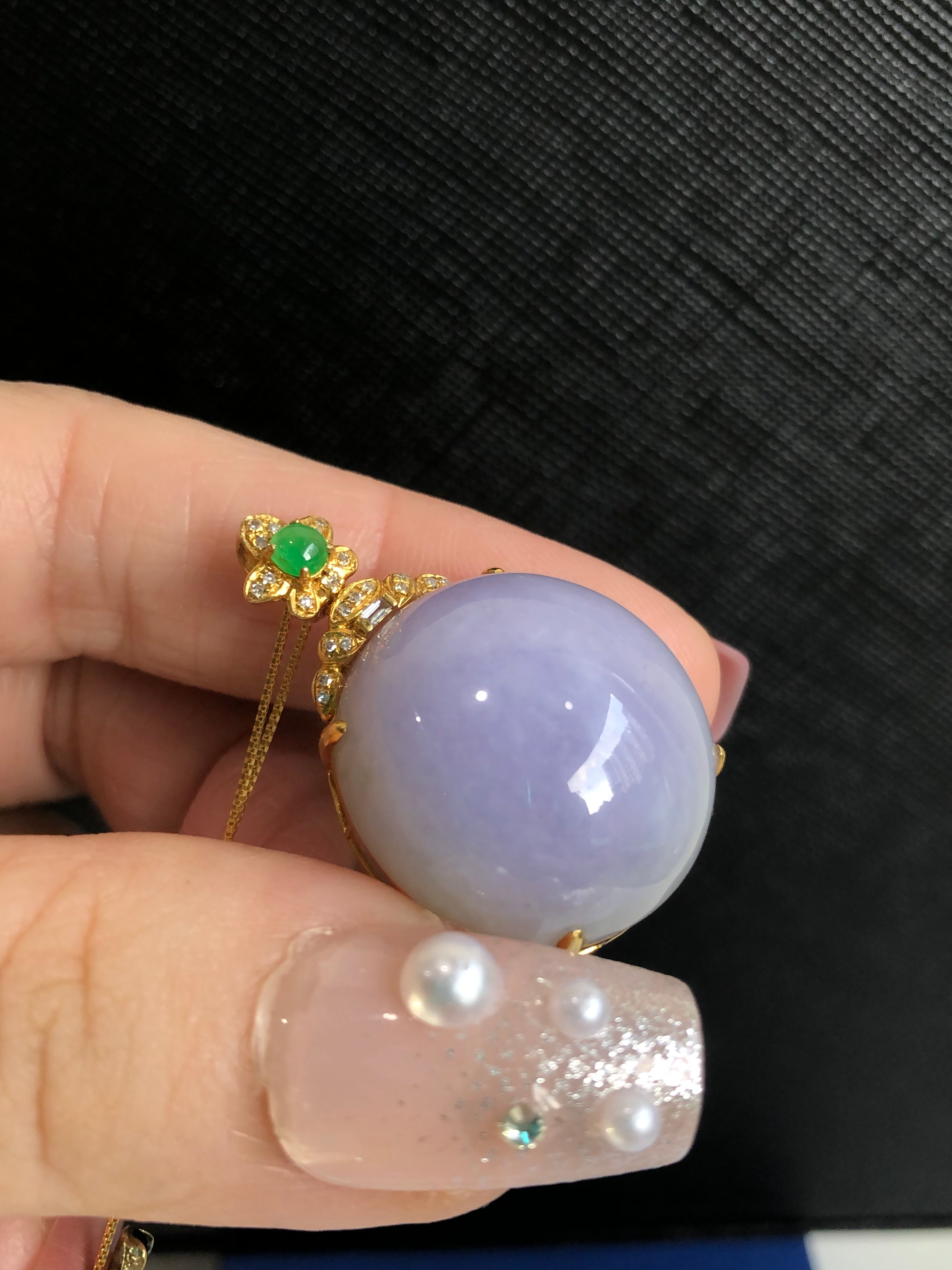 The dazzling jade is like the dawn, refreshing and refreshing. The high icy purple egg-shaped pendant is as rich as spring rain and as transparent as autumn water, which makes people fascinated. The extraordinarily rich color is like a blooming flower, bringing full joy and hope