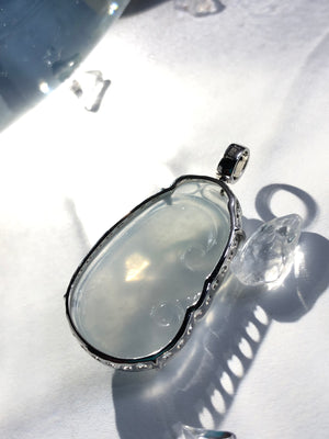 The Ruyi shape has smooth and rounded lines, and every detail is polished to just the right degree, implying that everything will go smoothly and safely.

Whether it is daily commuting with a simple white shirt, or attending

It can be perfectly matched with gorgeous dresses on important occasions.

Improve the overall temperament