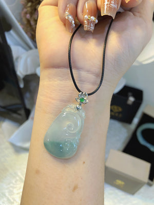 The jadeite is of icy type, fine material, shiny and bright, with a green color like spring, and a silky feeling that makes it even more unique. The delicate and simple inlay and clean style are so beautiful!