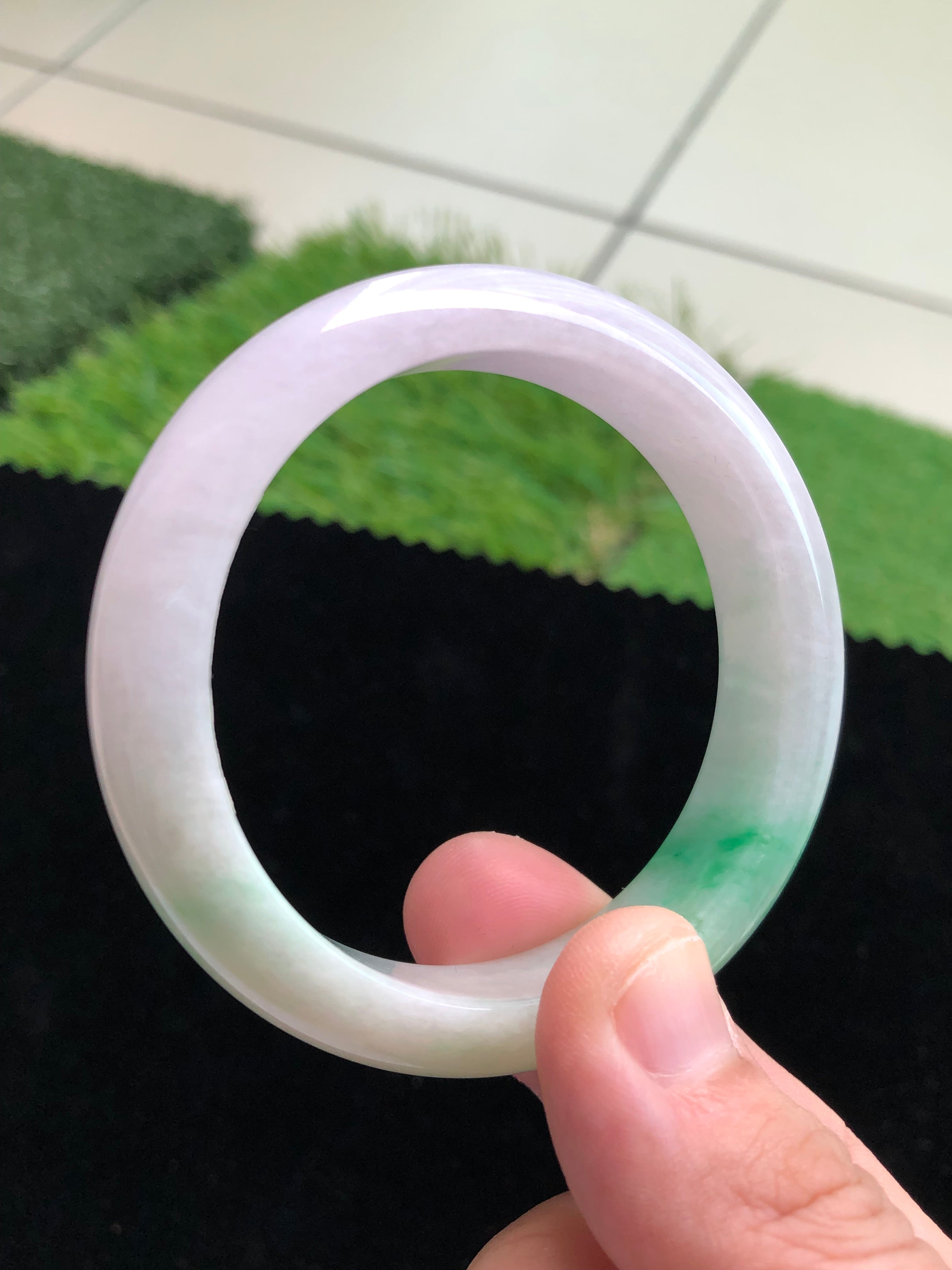 Spring color jade bangle , with purple and green colors at the same time. Spring is purple, color refers to green. Purple corresponds to the element of fire, which means moving forward courageously and mysterious romance. Green corresponds to the element of wood, which means vitality and health and longevity. Spring color has high value.

Not only because of the coexistence of purple and green

It is also because of the harmonious colors and the scarcity of quantity.