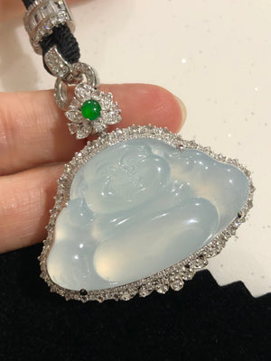 A constant smile is a positive attitude towards life. It is not merely a simple expression; it is a state of inner peace and joy. When we face various challenges in life with an optimistic mindset, good luck seems to quietly arrive, as if it is a kind of return from nature. Just like that transparent jade Buddha statue, it quietly emits a warm glow, with a kind face and a smiling expression, as if telling us: Keep a peaceful and happy heart, and good luck and beauty will come to us unexpectedly. 