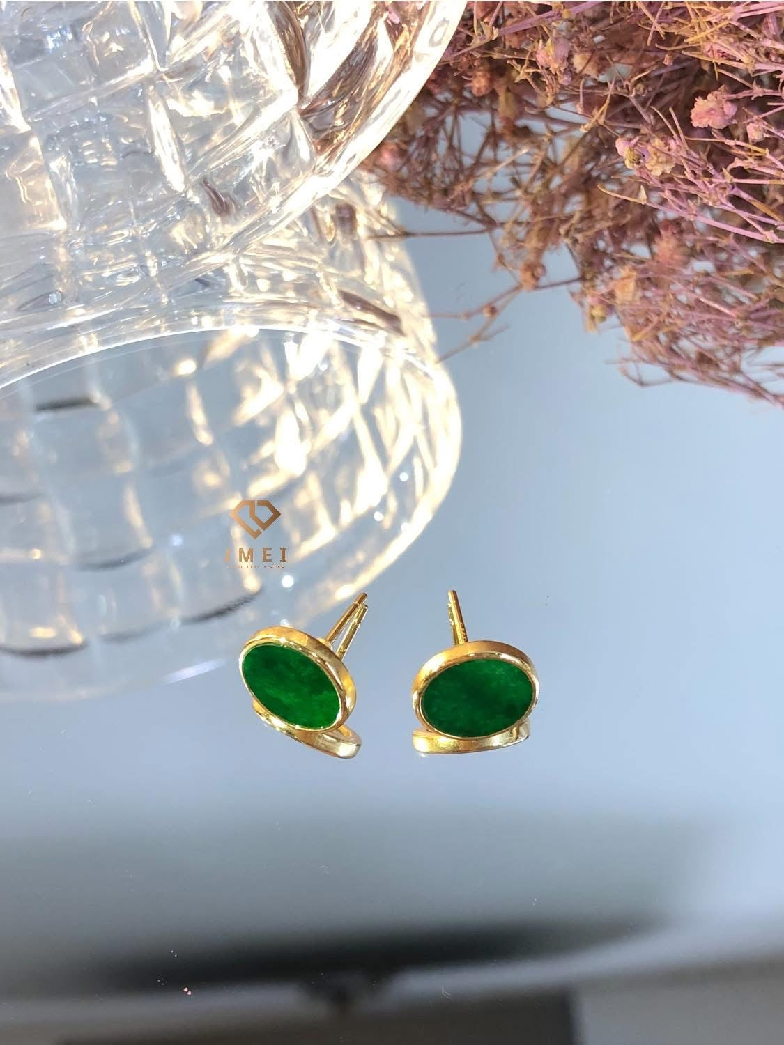 The jade green round pendant represents perfection, completeness, and peace.
The classic jade round pendant will never go out of style.
The design is very fashionable and generous, and the upper ear shows aura and taste.
It is restrained but noble, simple but exquisite.
It is not too big, abrupt and exaggerated, nor too small to be grand.
