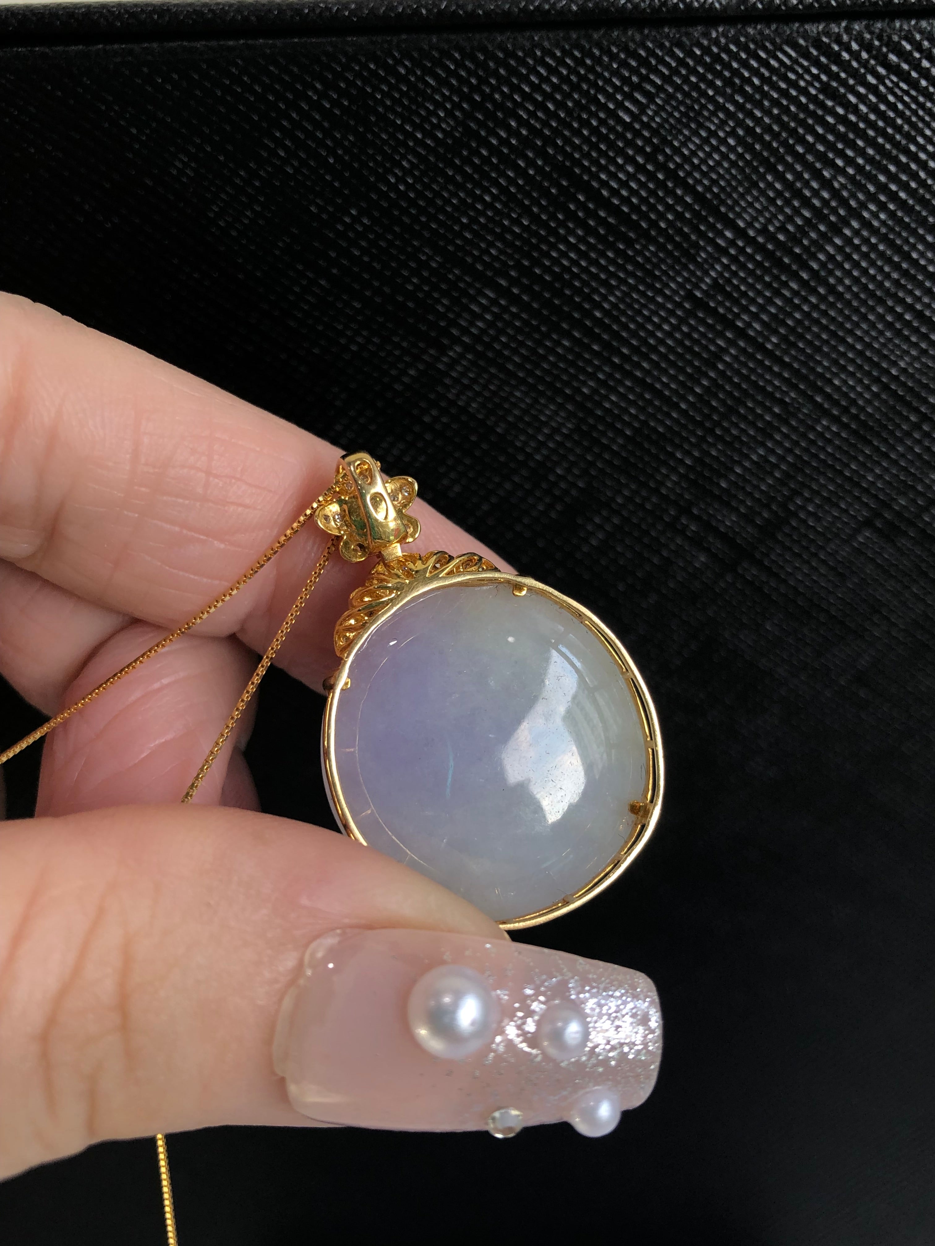 This pendant is more than just jewelry. It carries a unique charm and emotion. The base is as clean as moss washed by fresh rain. When you wear it, you will be like a fairy in the clouds, exuding an incomparable aura. Its attraction is like a fleeting glimpse, which makes people around you stop and add a sense of elegance and confidence.