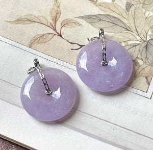 "Everything goes well and peace is a blessing" - The design of the purple jade peace pendant, with a large circle enclosing a small one, symbolizes the harmony and unity between heaven and earth, and also implies the completeness and happiness of life. It is simple yet elegant, making it the best choice to give to loved ones or a significant other, carrying the best wishes for their peace and good health.