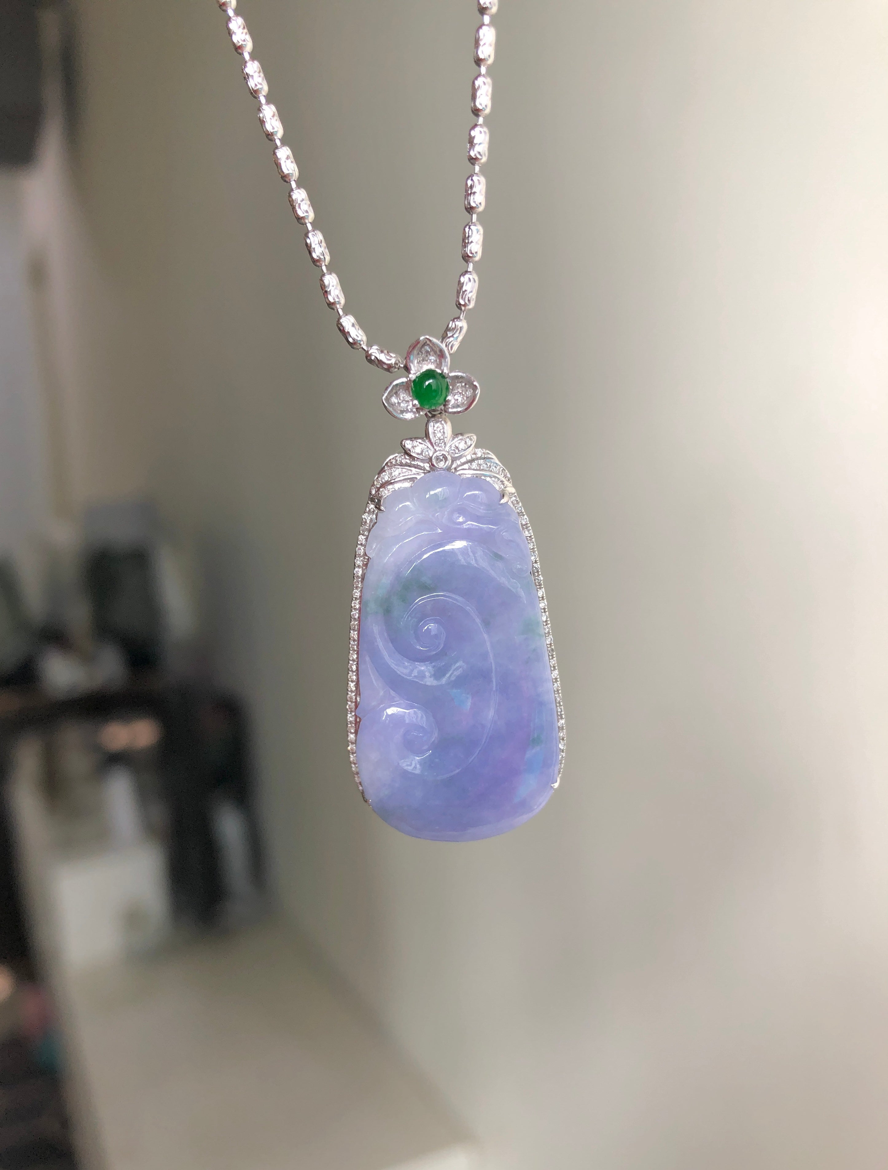 is usually in the shape of a Ruyi, which is an ancient and traditional auspicious pattern. Ruyi means everything goes well and everything goes well, and it represents people's yearning and pursuit for a better life. Wearing a purple Ruyi pendant is like having magical power to dispel all troubles and bring good luck and happiness.