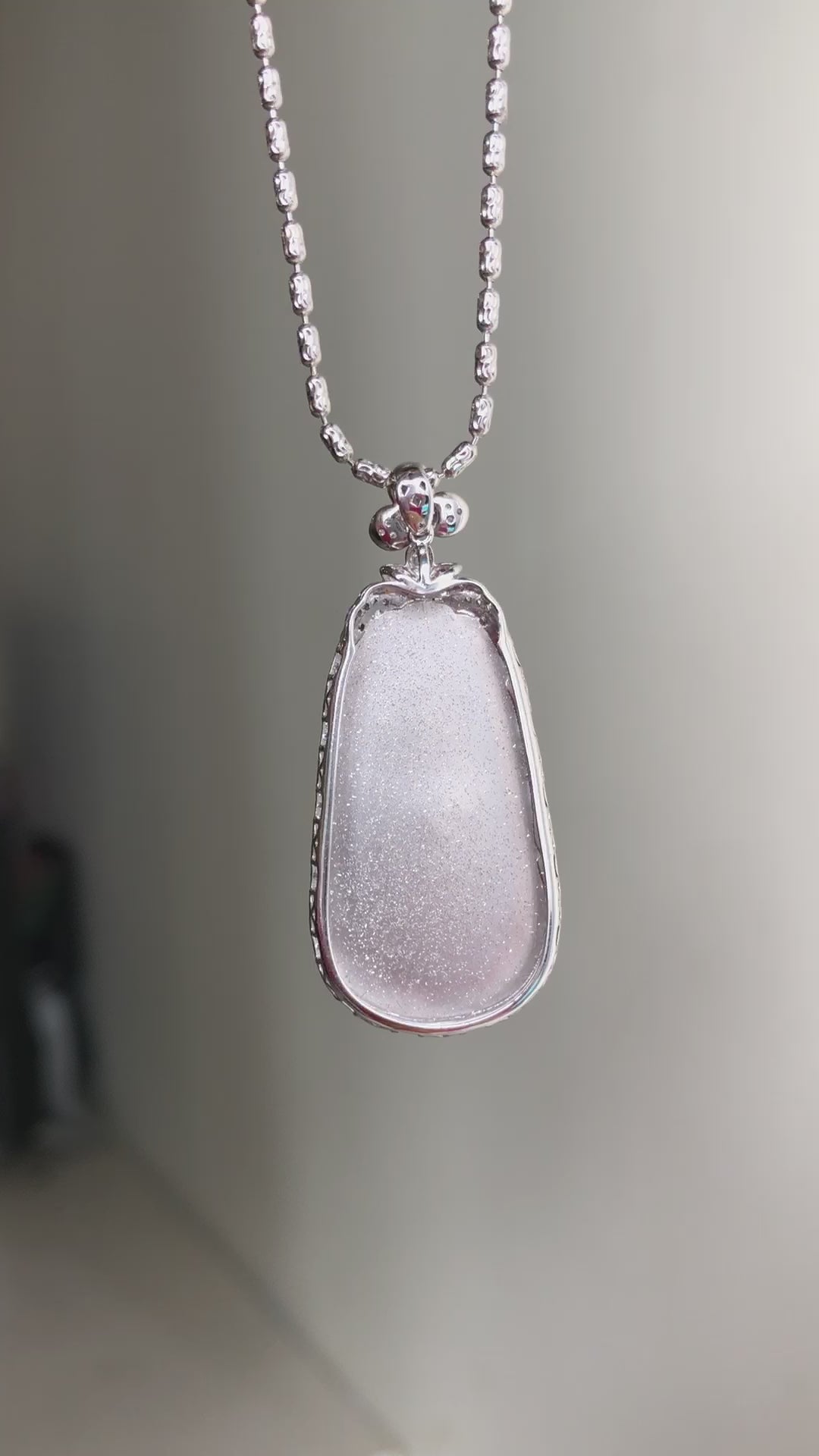 Purple is a mysterious and noble color, like the stars in the night sky and the dreamy lavender fields. When this color is combined with the Ruyi pendant, a purple Ruyi pendant full of romance and auspiciousness is born.