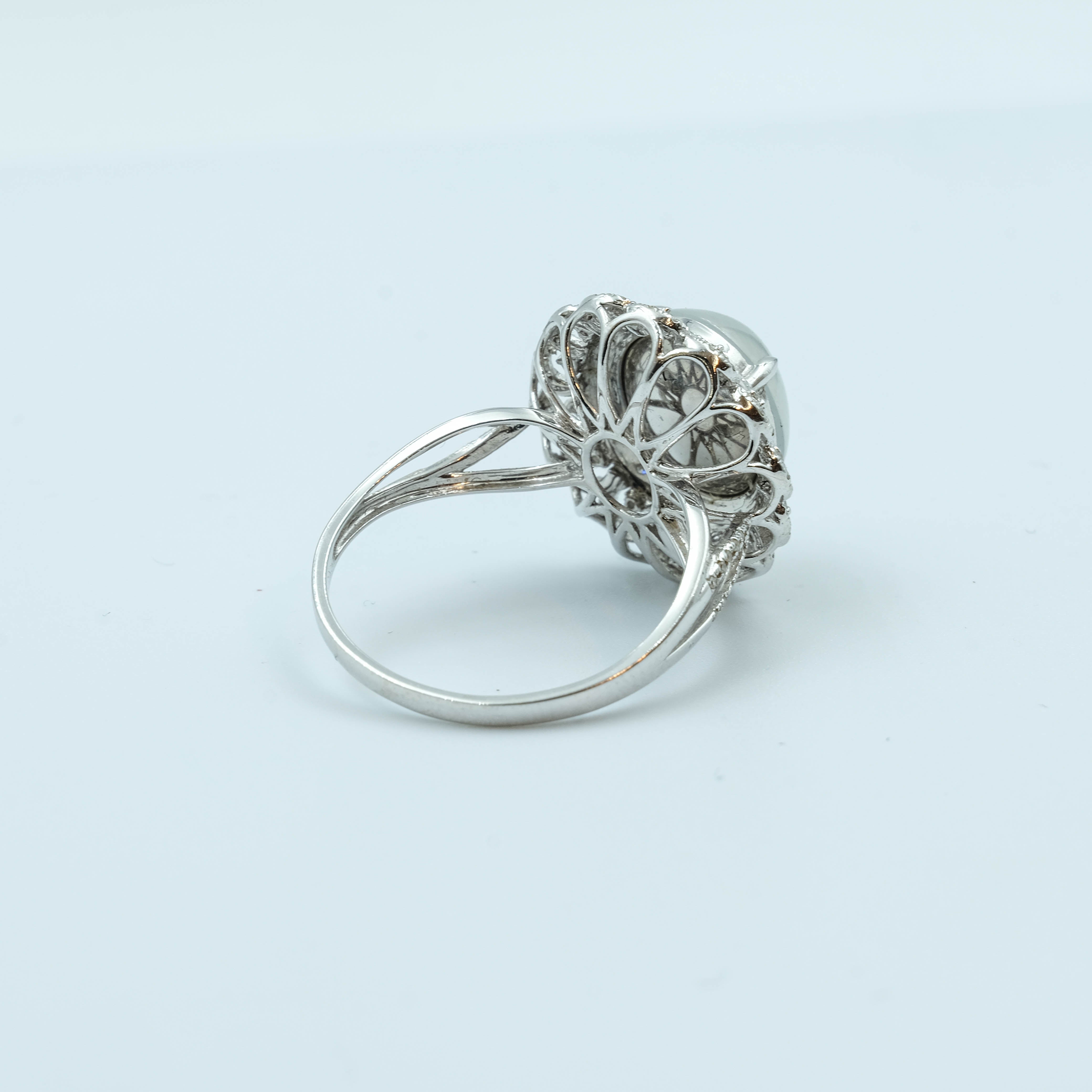 White symbolizes flawlessness and purity. The white icy jade ring has a cool and elegant temperament, suitable for daily wear or evening wear. It is not only a fashion item, but also endowed with beautiful meanings - a pure heart and a tough character. It is often used as a token of love or a self-reward to convey the pursuit of independence and beauty.